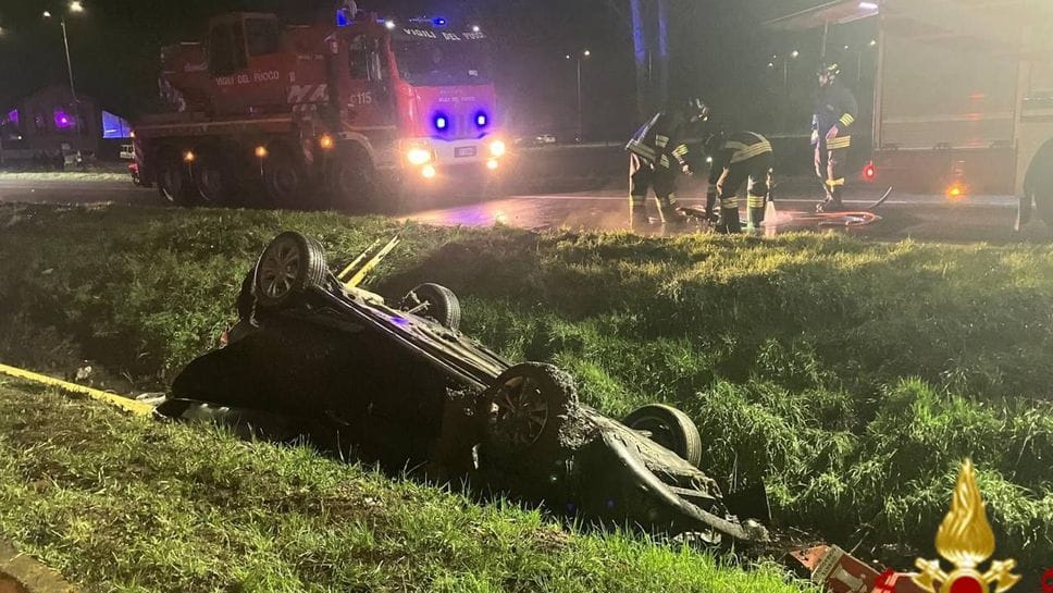 L’automobile nel fossato a lato della Via Emilia