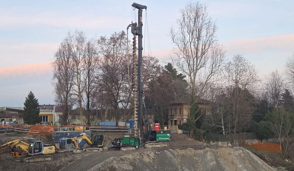 La maxi trivella posizionata sull’argine sinistro