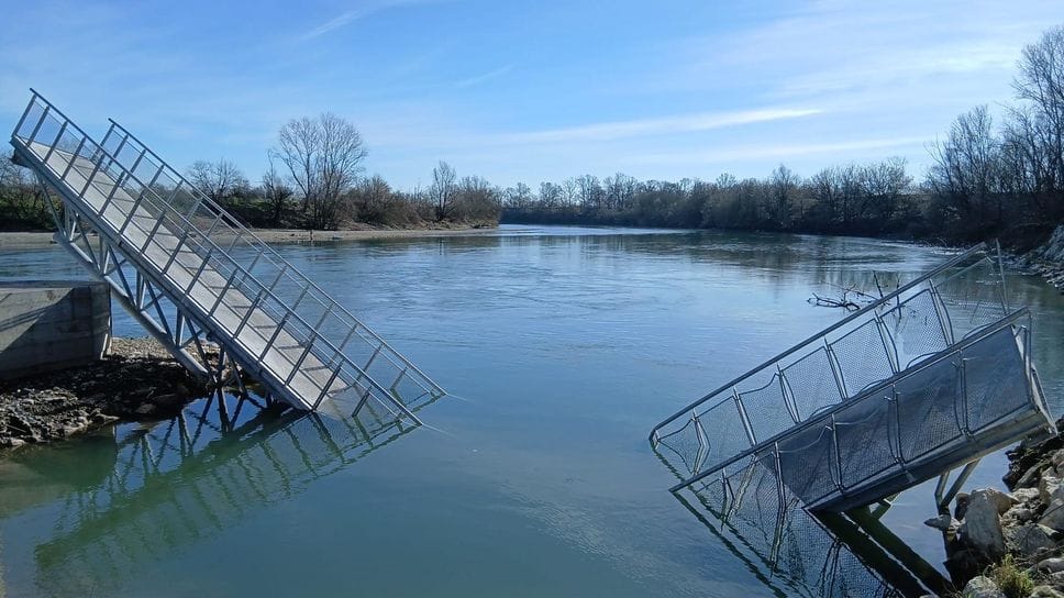 La passerella finita nell’Adda (Agosti)