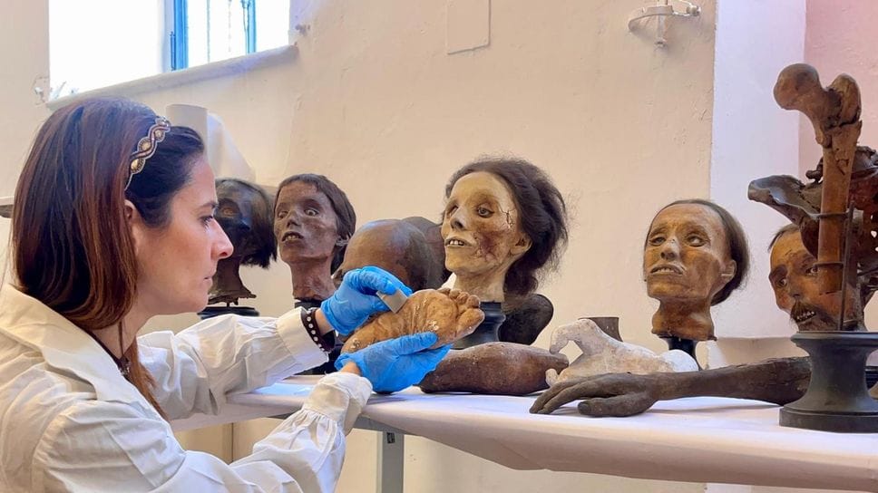 Una restauratrice al lavoroi