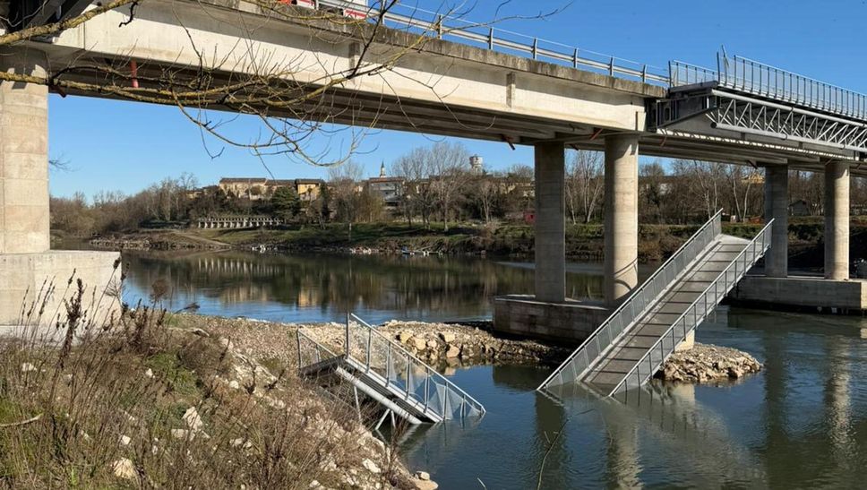 La passerella crollata;