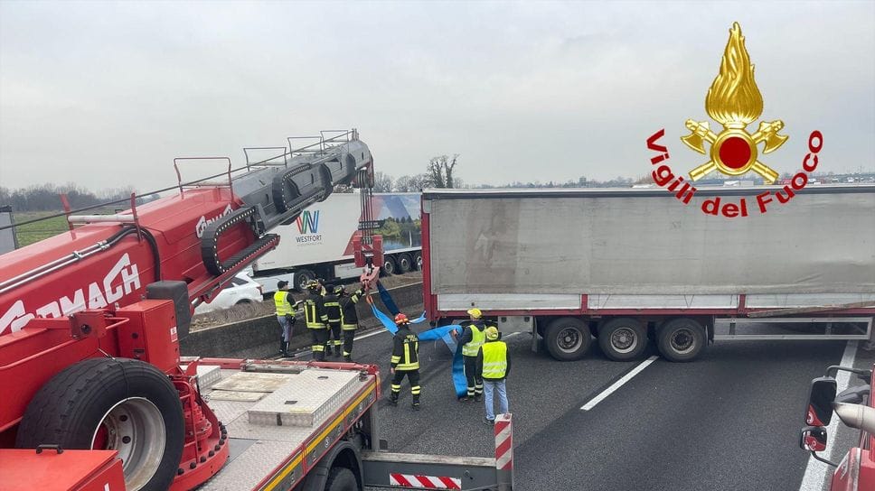 L’intervento dei vigili del fuoco per rimuovere il mezzo pesante