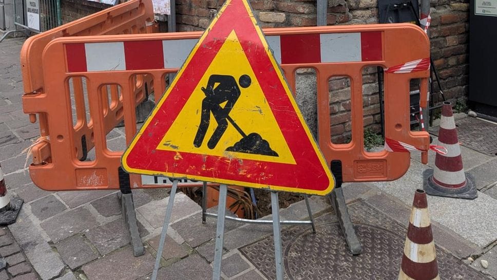 Un cantiere per la posa delle telecamere