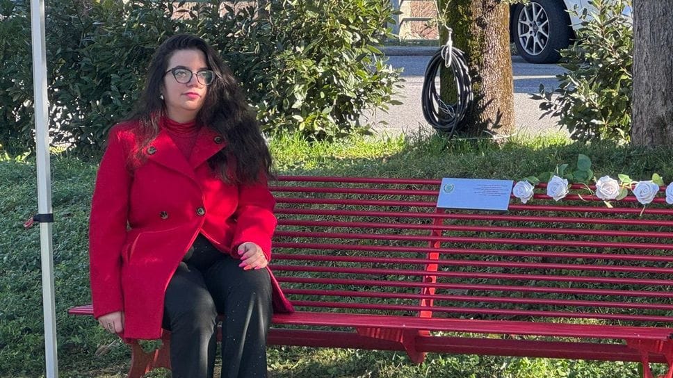 Florencia Bianco su una delle panchine rosse volute da lei
