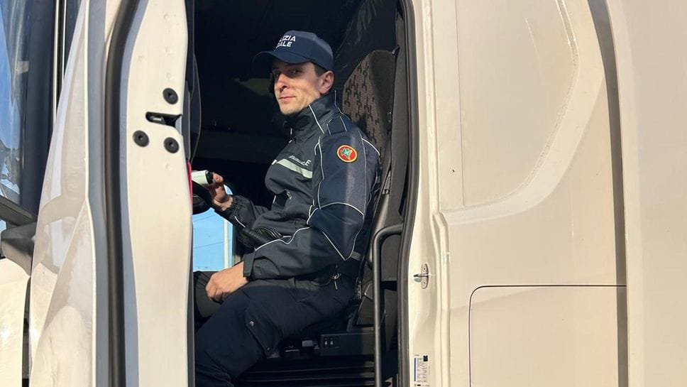 Un agente dell'Unione Nord Lodigiano mentre controlla un Tir