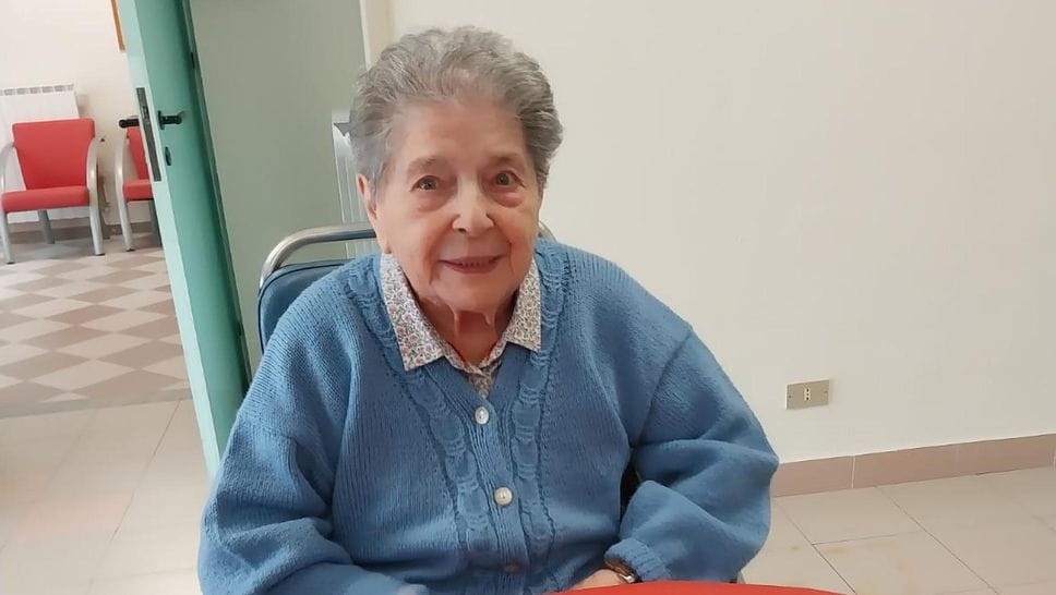 Tina Meazza con la torta del compleanno settimana scorsa (Mungiello)