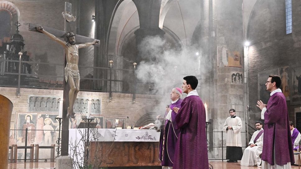 La celebrazione nella basilica cattedrale presieduta dal vescovo Maurizio con il rito dell’imposizione delle ceneri (foto Borella)