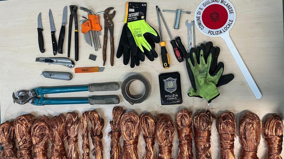 Le matasse di rame recuperate dalla polizia locale