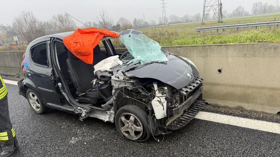 La vettura distrutta nello schianto con il tir (Agosti)