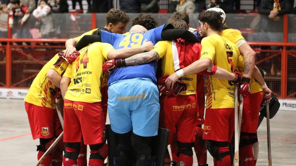 L’abbraccio tra i giocatori alla fine della partita (Mirabile)