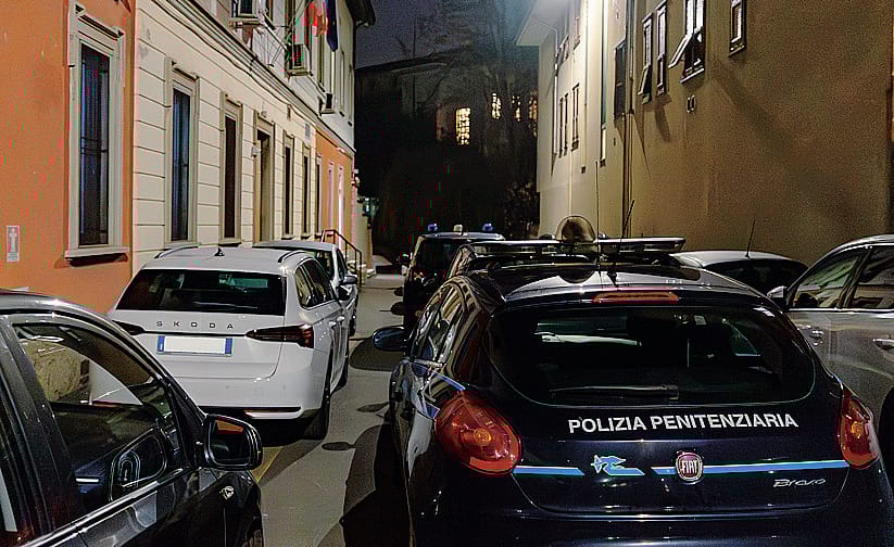 I mezzi della Polizia Penitenziaria ieri sera davanti alla casa circondariale di via Cagnola
