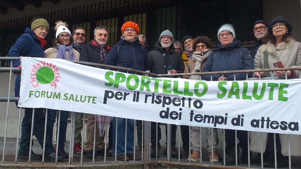 Il presidio davanti al Comune (Cornalba)