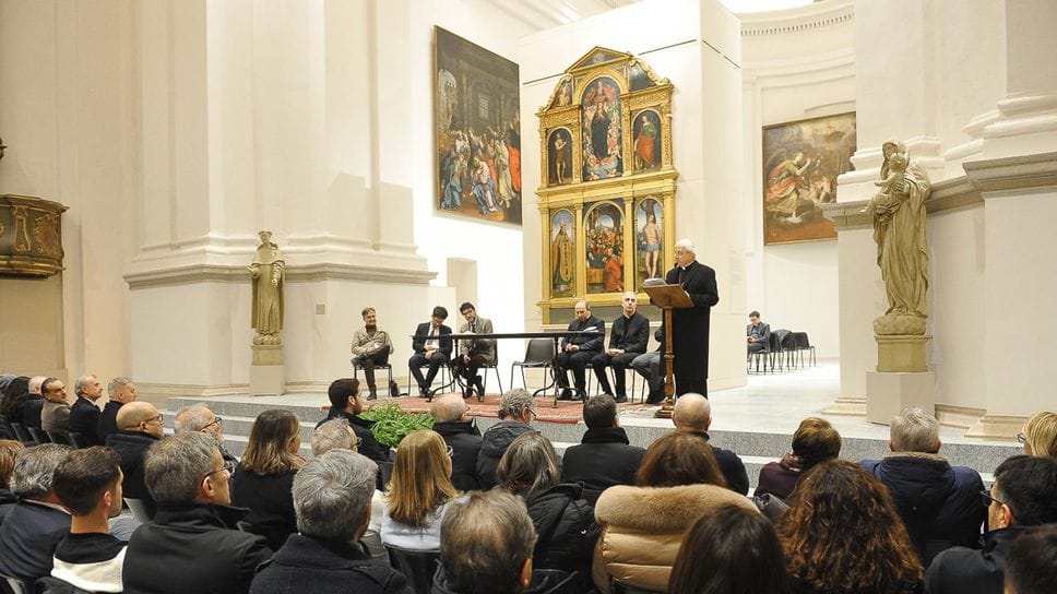 L’intervento del vescovo Maurizio all’incontro nella chiesa di San Cristoforo, seconda sede del Museo Diocesano di arte sacra (foto Ribolini)