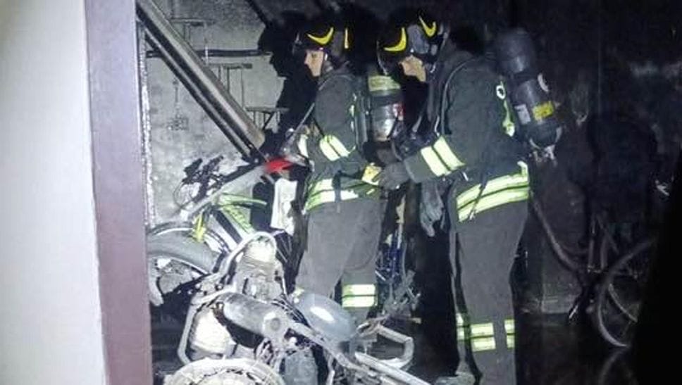 L’intervento dei pompieri per la messa in sicurezza del box