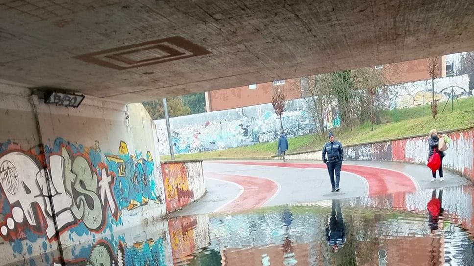 Il sottopasso di via Zalli invaso ieri mattina dall’acqua