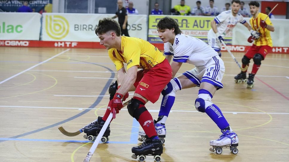 Andrea Borgo inseguito da Francesco Crocco in una delle due sfide con il Valdagno di questa stagione in Veneto (Vanelli)