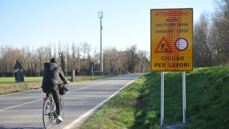 Spuntano in città i cartelli che avvisano gli automobilisti sulla prossima chiusura del ponte dell’Adda per i lavori Aipo alla campata del ponte (Ribolini)
