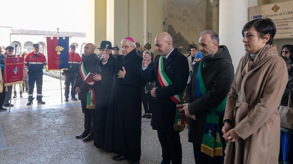 La benedizione del vescovo al cimitero