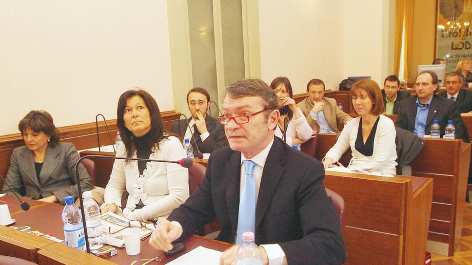 Erio Gallarati in primo piano, durante un incontro in Comune anni fa
