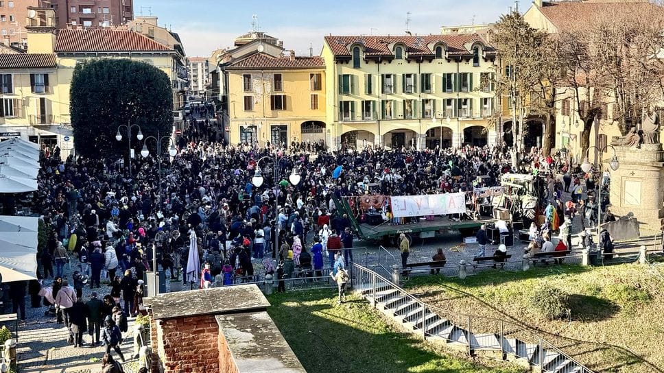 Piazza Vittoria gremita per il Carnevale