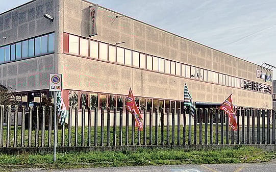 Le bandiere dei sindacati fuori dalla Airpack di Ossago