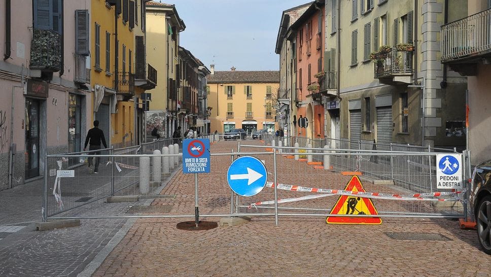 I cantieri in via Lodino con le transenne di cantiere, oggi la posa della segnaletica