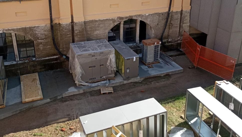 Le unità di trattamento dell’aria in corso di installazione nel nuovo polo culturale della città (Mungiello)