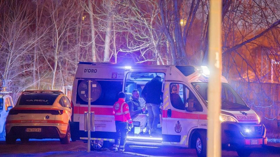 Il poliziotto arrestato ripreso in ambulanza subito dopo la sparatoria (Canali)