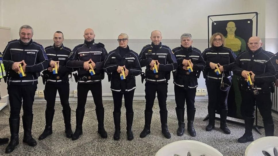 Gli agenti della polizia locale di Casale con i taser (Gozzini)