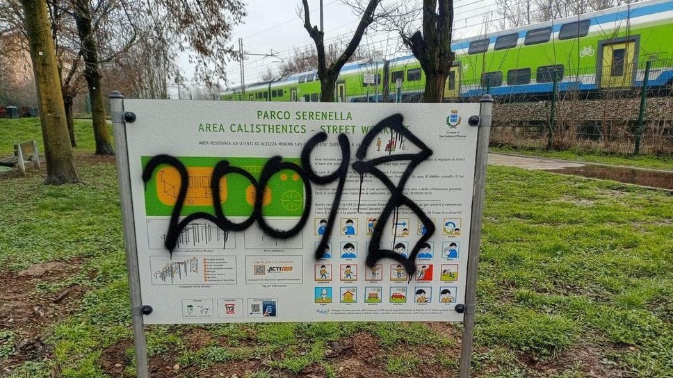 Il cartello vandalizzato nel parco Serenella