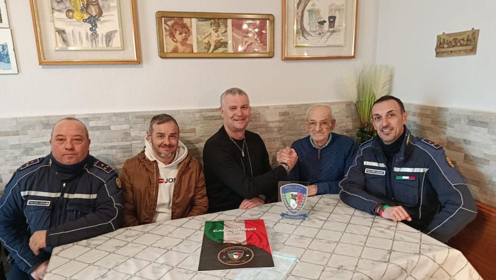 L’ottantenne con gli agenti della polizia locale