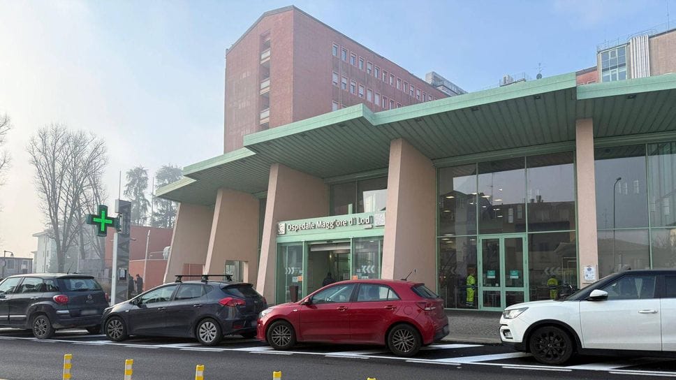 Auto in sosta sulle nuove zebrature volute dal Comune davanti all’ospedale Maggiore