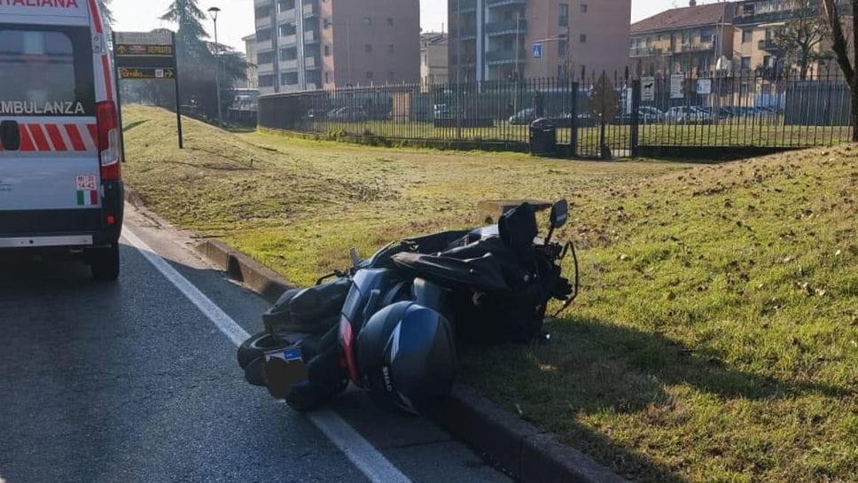 Lo scooter a terra dopo l’incidente (Cuti)