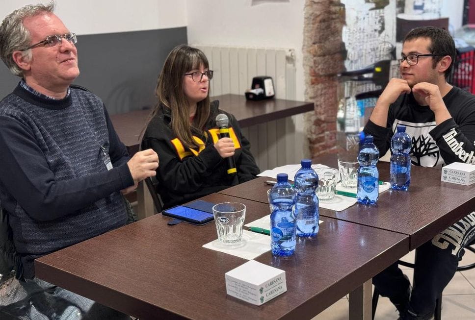 Il presidente dell'Amatori Wasken Gianni Blanchetti con i giocatori Morgan Antonioni, il capitano della squadra, e Francesco Compagno intervistati dai "giornalisti" de Il Mosaico Servizi al Caffè Archinti con il titolare Fabio Rossi.