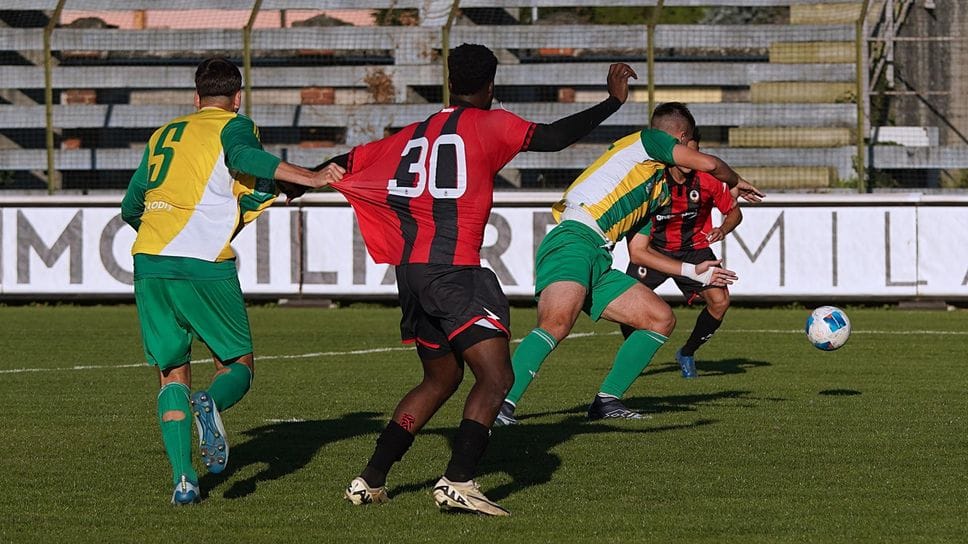 Trattenute reciproche tra Tafa e Mangni durante il derby di andata al “Chiesa”
