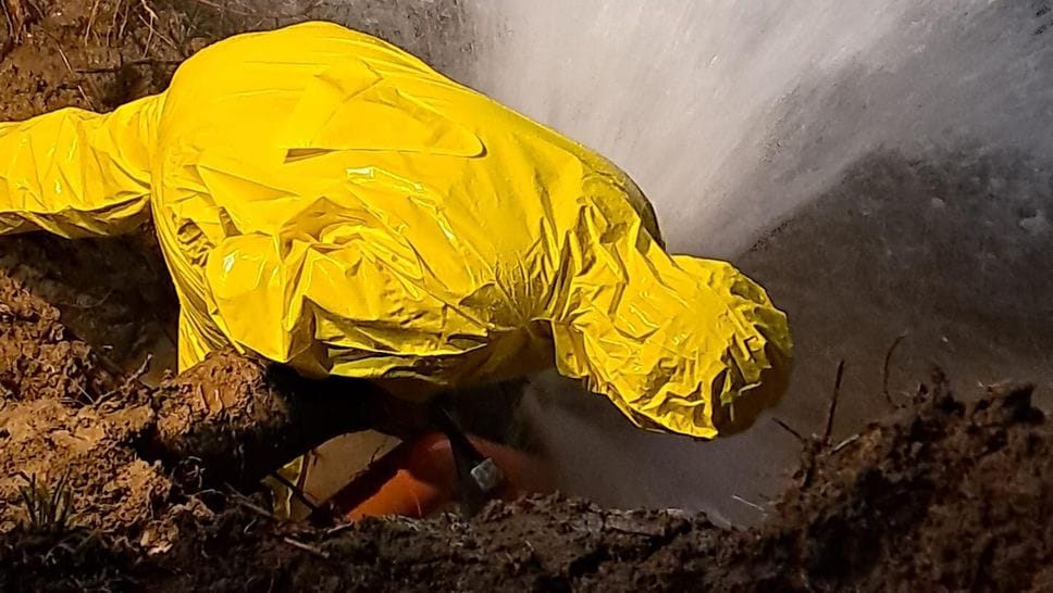 Tecnico Sal al lavoro sulla tubatura danneggiata