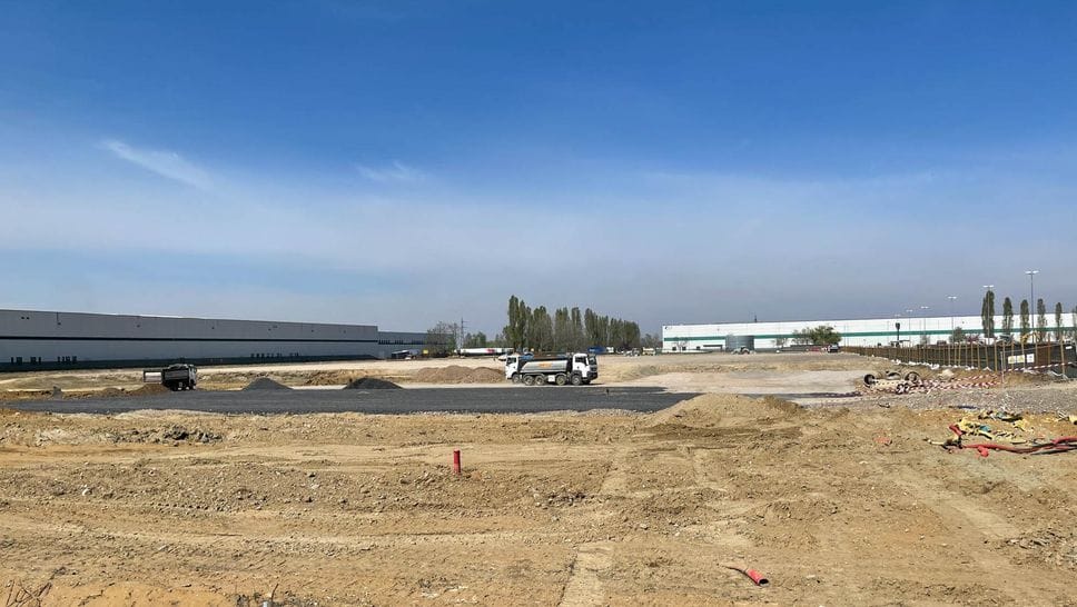 Il cantiere per la costruzione di una logistica: il gruppo forniva facchini