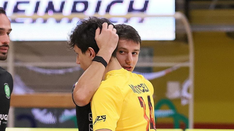 L’abbraccio tra i fratelli Monticelli in occasione della partita di andata tra Amatori e Giovinazzo