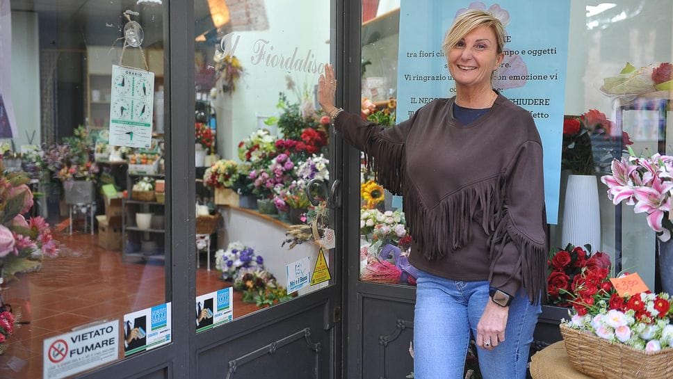 Ombretta Draghi all’ingresso de “Il Fiordalido” storico esercizio in via Volturno, nel centro di Lodi (foto Ribolini)