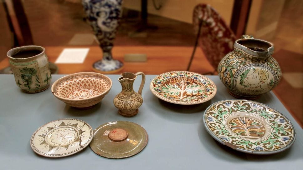 Alcune ceramiche graffite esposte ai Musei Civici del Castello Sforzesco di Milano