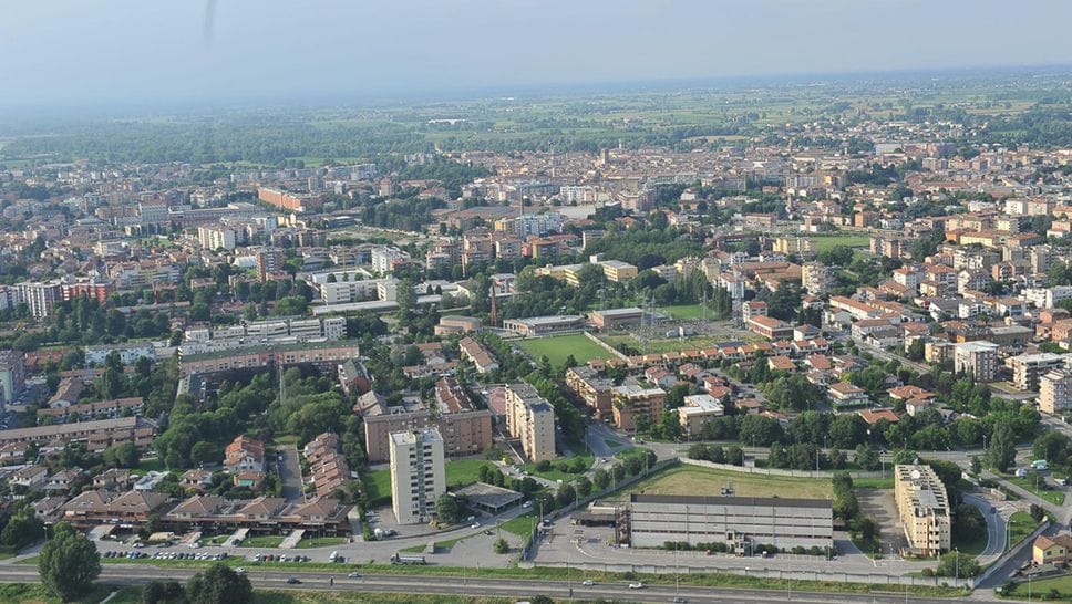 Una veduta aerea di Lodi, in basso la tangenziale all’altezza del comando provinciale dei carabinieri