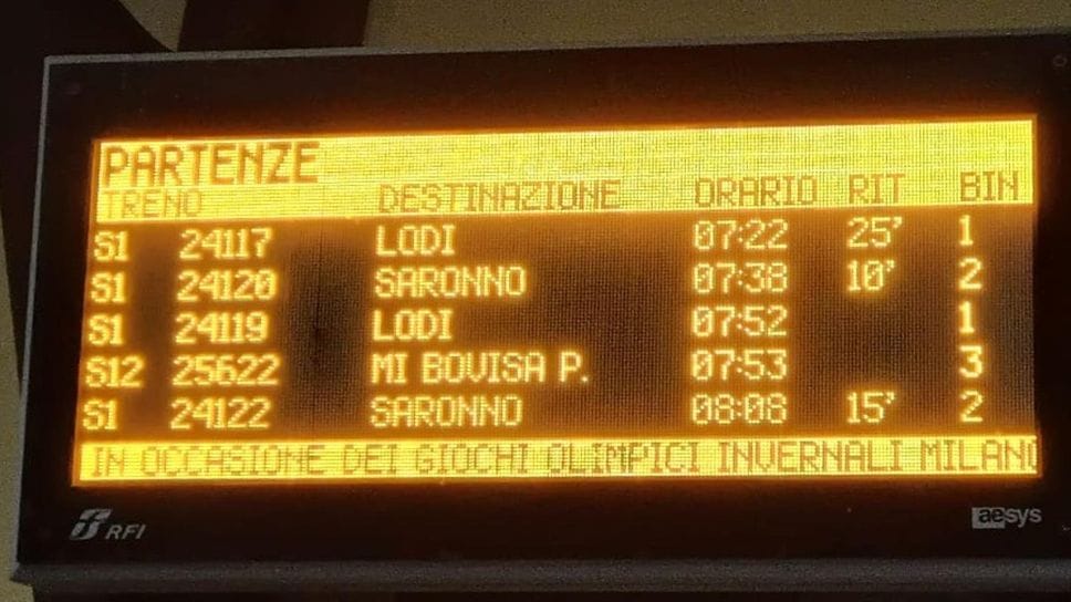 Il tabellone con i ritardi in stazione a Melegnano (Cornalba)