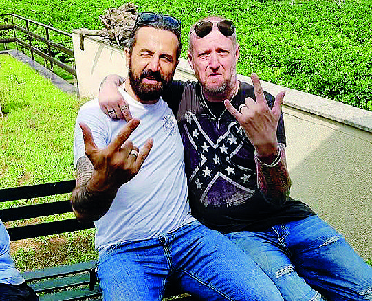 A sinistra Omar Pedrini, fondatore dei Timoria, con Alberto Pancotti, morto a Retegno a 58 anni