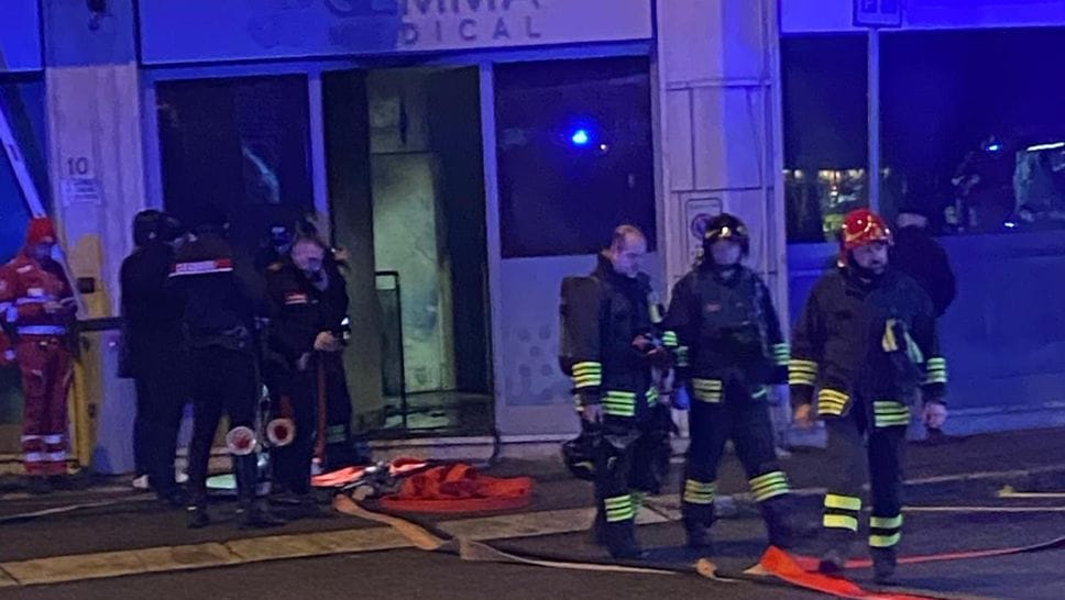 I vigili del fuoco all’esterno del centro medico distrutto dalle fiamme (Dovera)