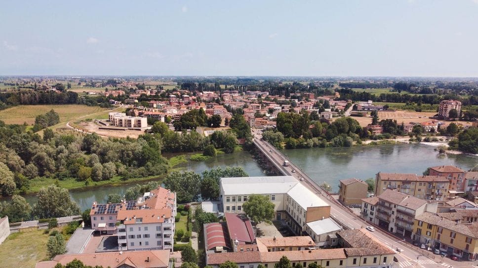 Il ponte, sullo sfondo l’Oltreadda