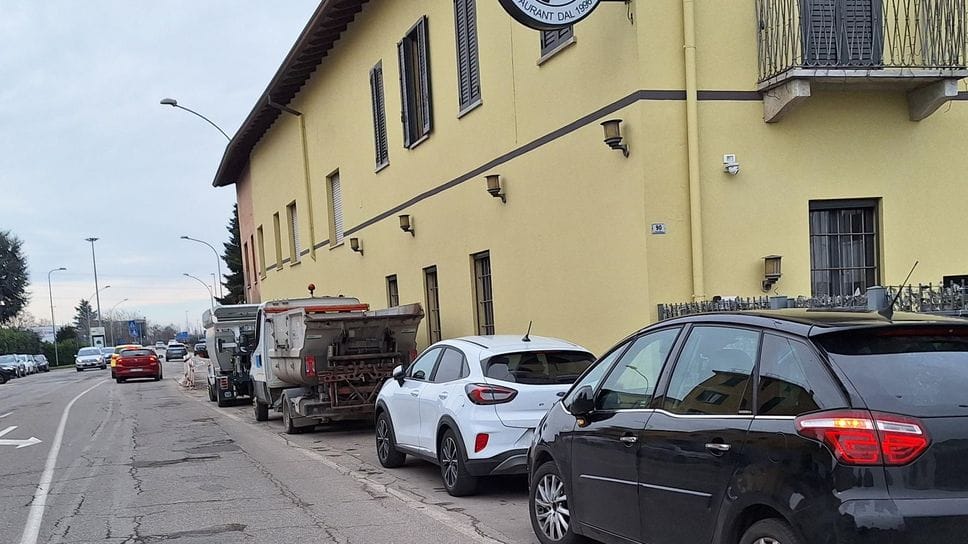 Le macchine occupano spesso le piste riservate alle biciclette