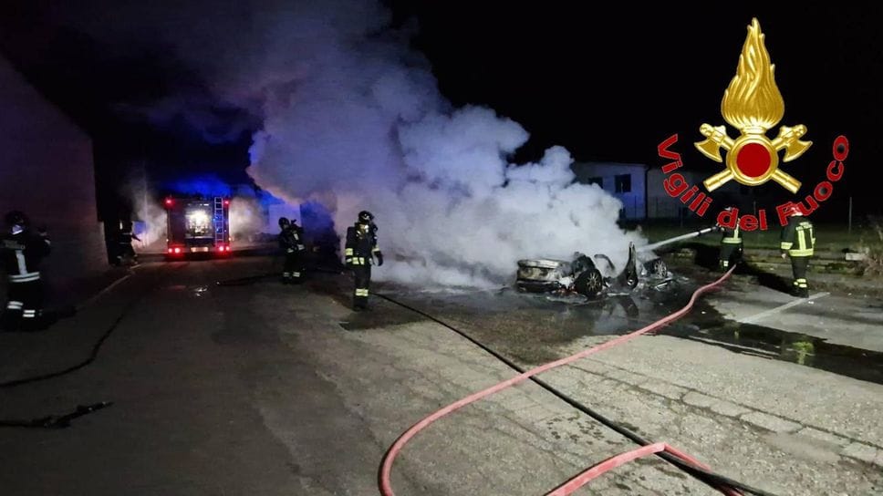 Sopra, i vigili del fuoco intervenuti per sedare l’incendio delle automobili in via Professor Forlani; accanto, una telecamera di videosorveglianza