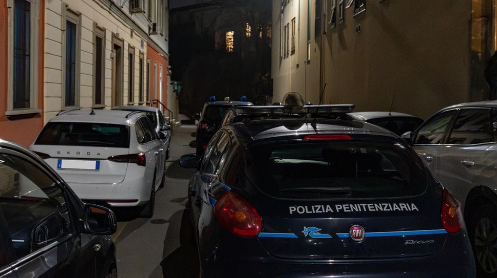 Le auto della polizia penitenziaria, usate per le ricerche, davanti al carcere di Lodi