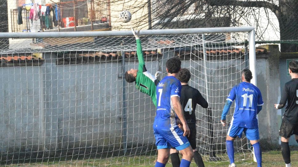 Simone Tota devia sopra la traversa il colpo di testa di Ben Saed