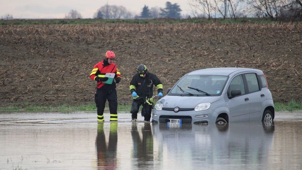 I vigili del fuoco al lavoro per recuperare la vettura impantanata (Agosti)